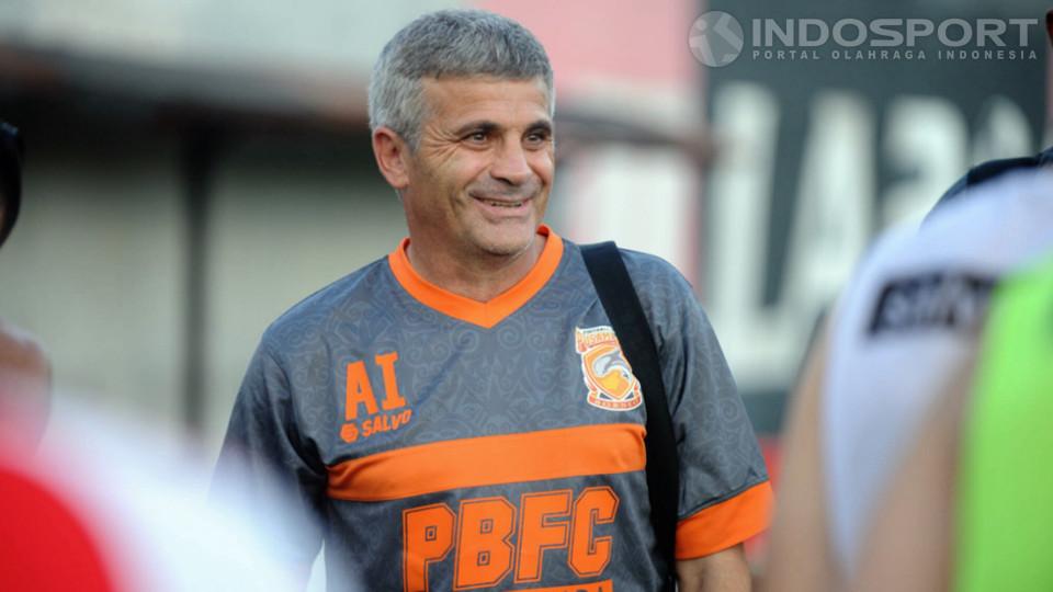 Pelatih Pusamania Borneo FC, Arcan Urie.